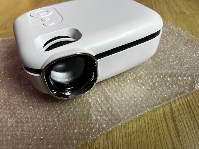 Biely LCD projektor RD-852 pre domáce kino - 2