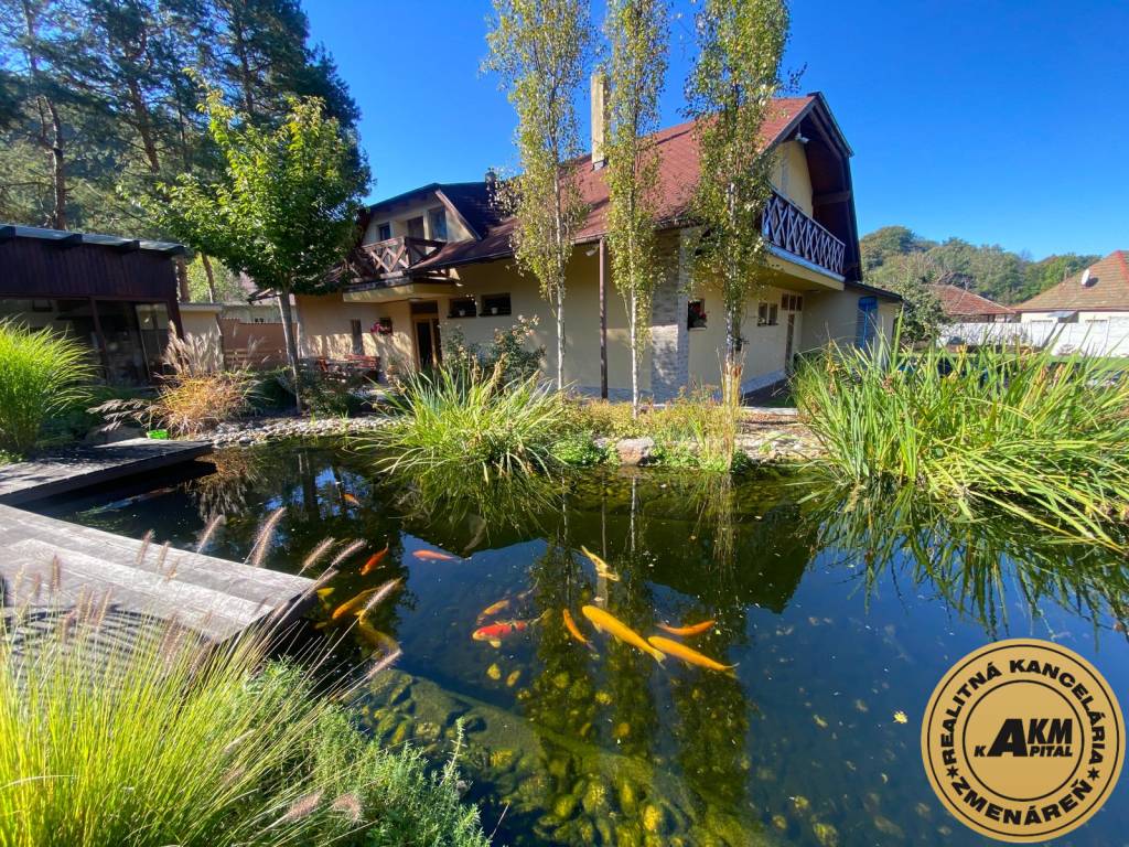 Priestranný rodinný dom s bazénom a záhradou - Žarnovica 180 - 2