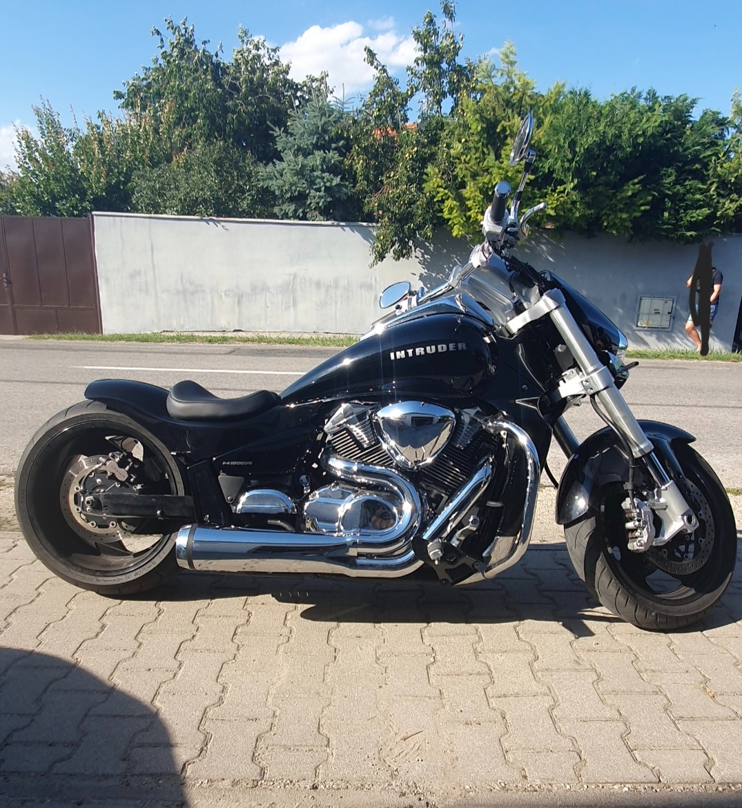 Suzuki intruder - 2