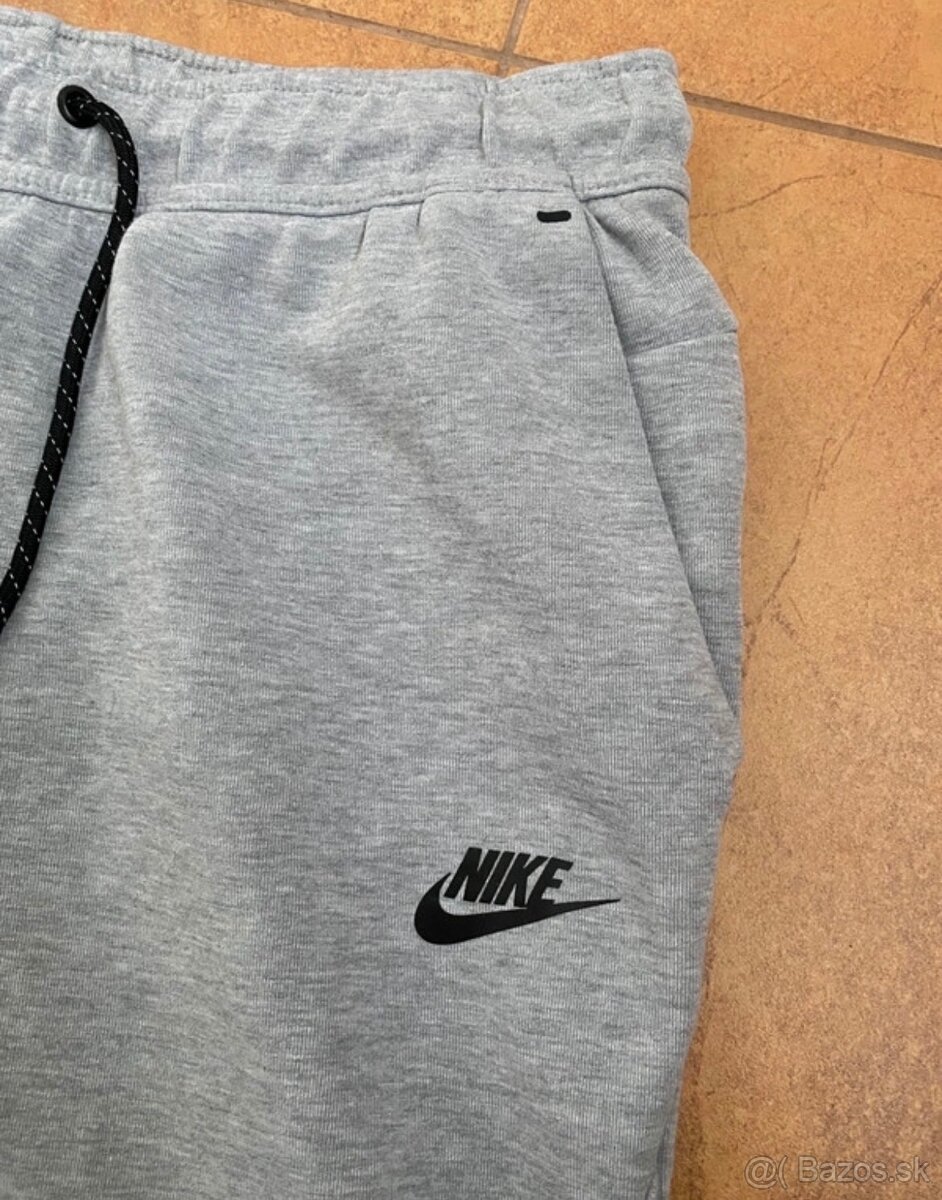 Šedé tepláky značky Nike Tech Fleece - 2