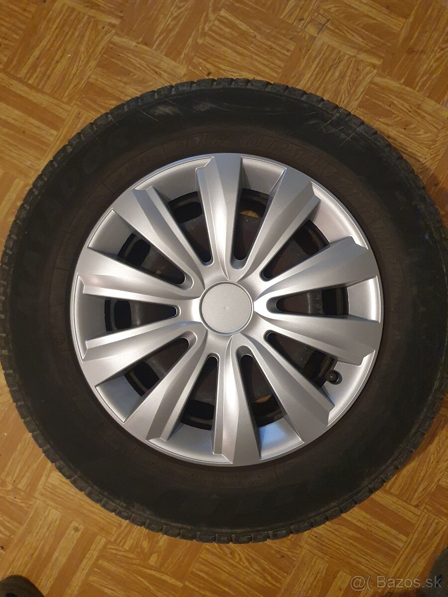 Predám letné pneumatiky na plechových diskoch Octavia 1 - 2