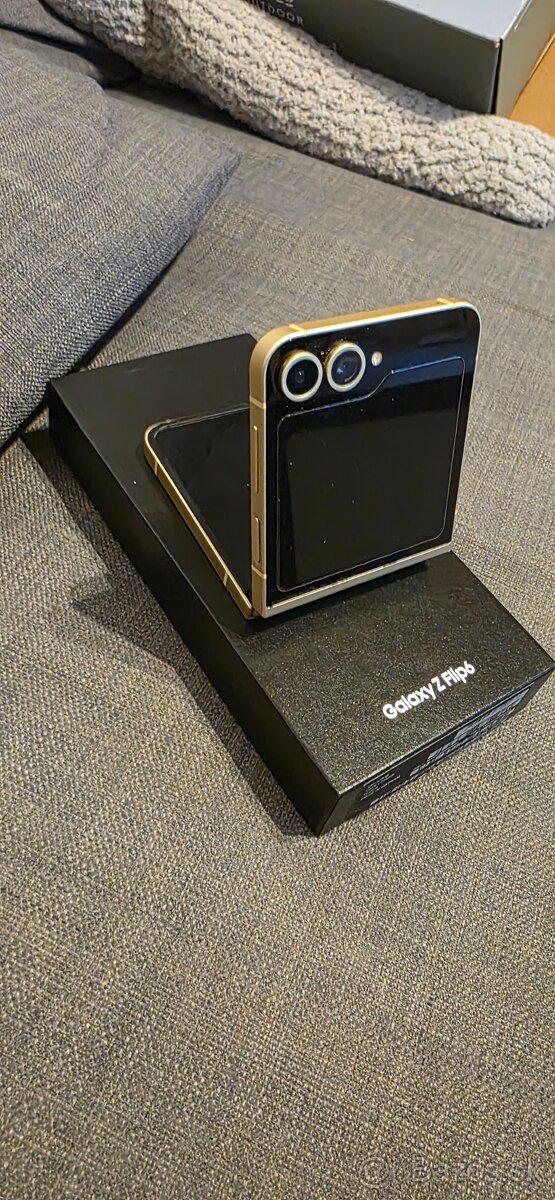 Samsung Galaxy Z Flip 6 - 2