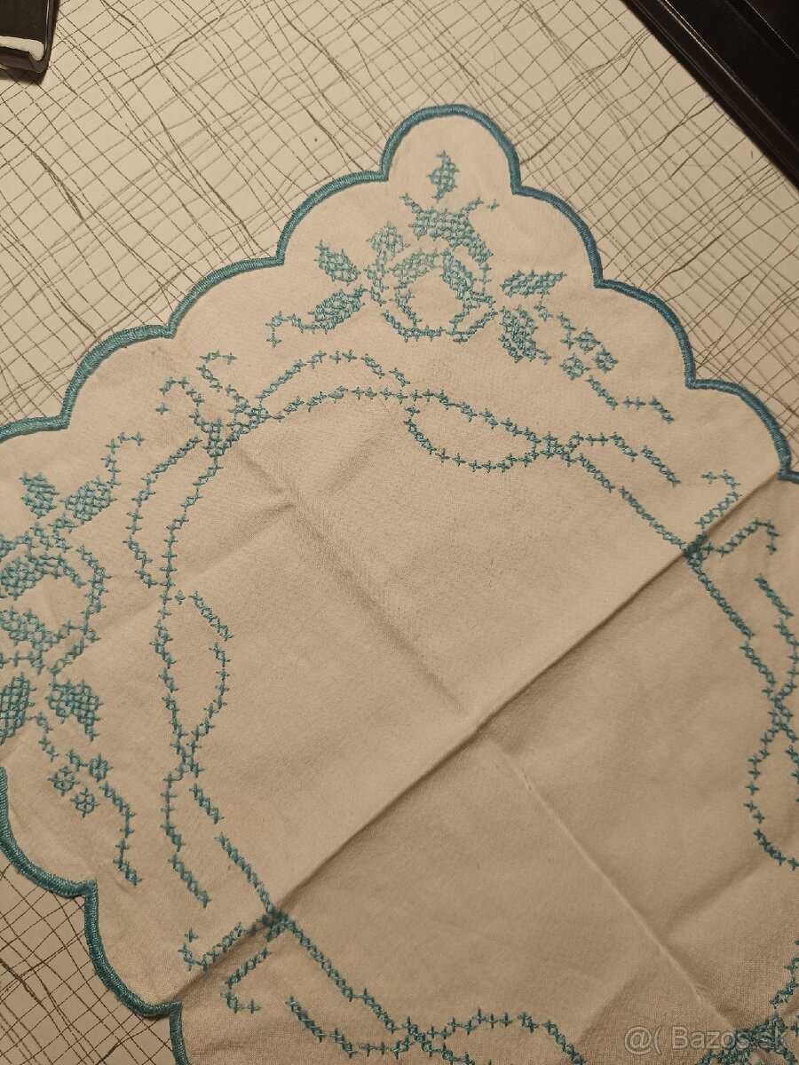 Predám ručne vyšívaný obrúsok umelecké hodnoty - 2