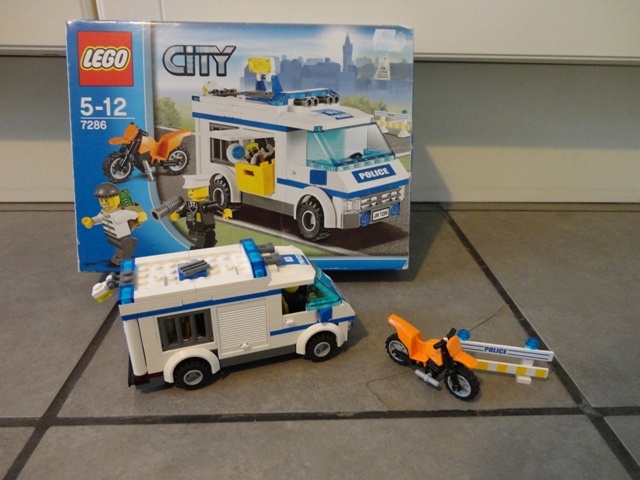 LEGO Policajné auto – „Preprava väzňa" - 2