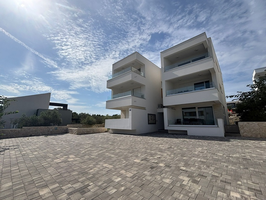 Chorvátsko-Trojizbový apartmán s veľkou terasou blízko pláže - 2