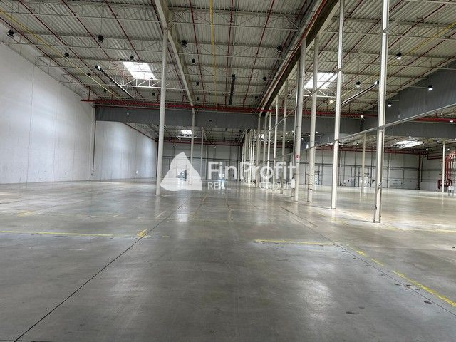 Na prenájom vykurovaný sklad s výmerou 8.600 m2 s administra - 2