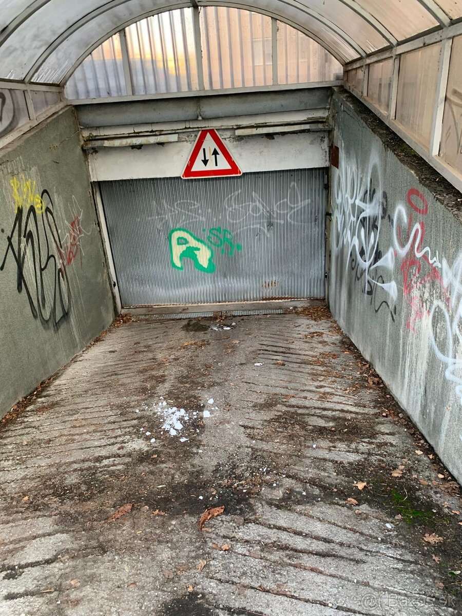 Predám podzemnú garáž s bránou - vykurovanú - 2