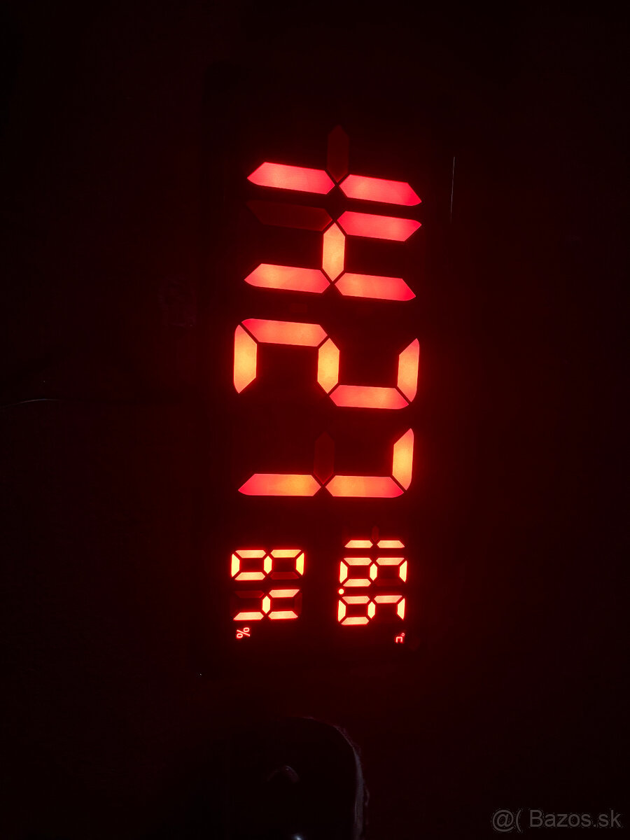 Digitálne nástenné hodiny s LED diódami - 2