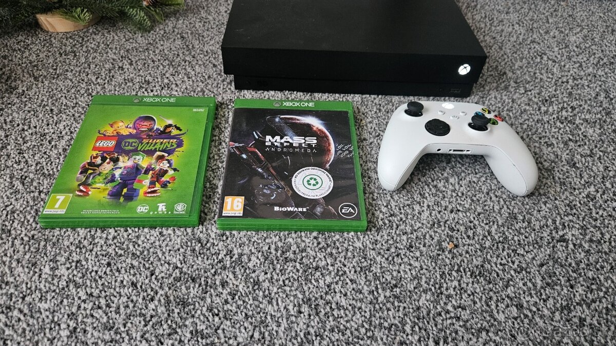 Xbox One X 1TB + joypad a hry - 2