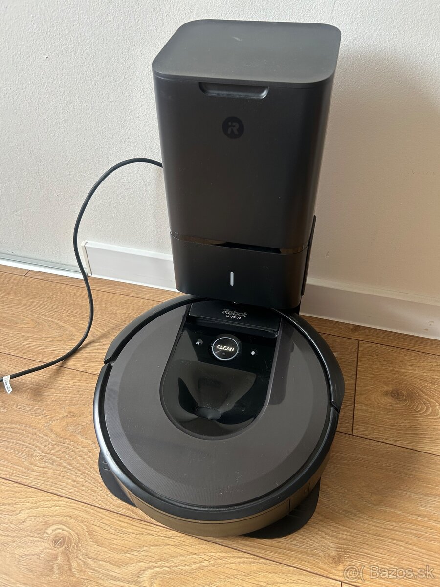 iRobot Roomba i7+ s Clean Base — top stav - 2