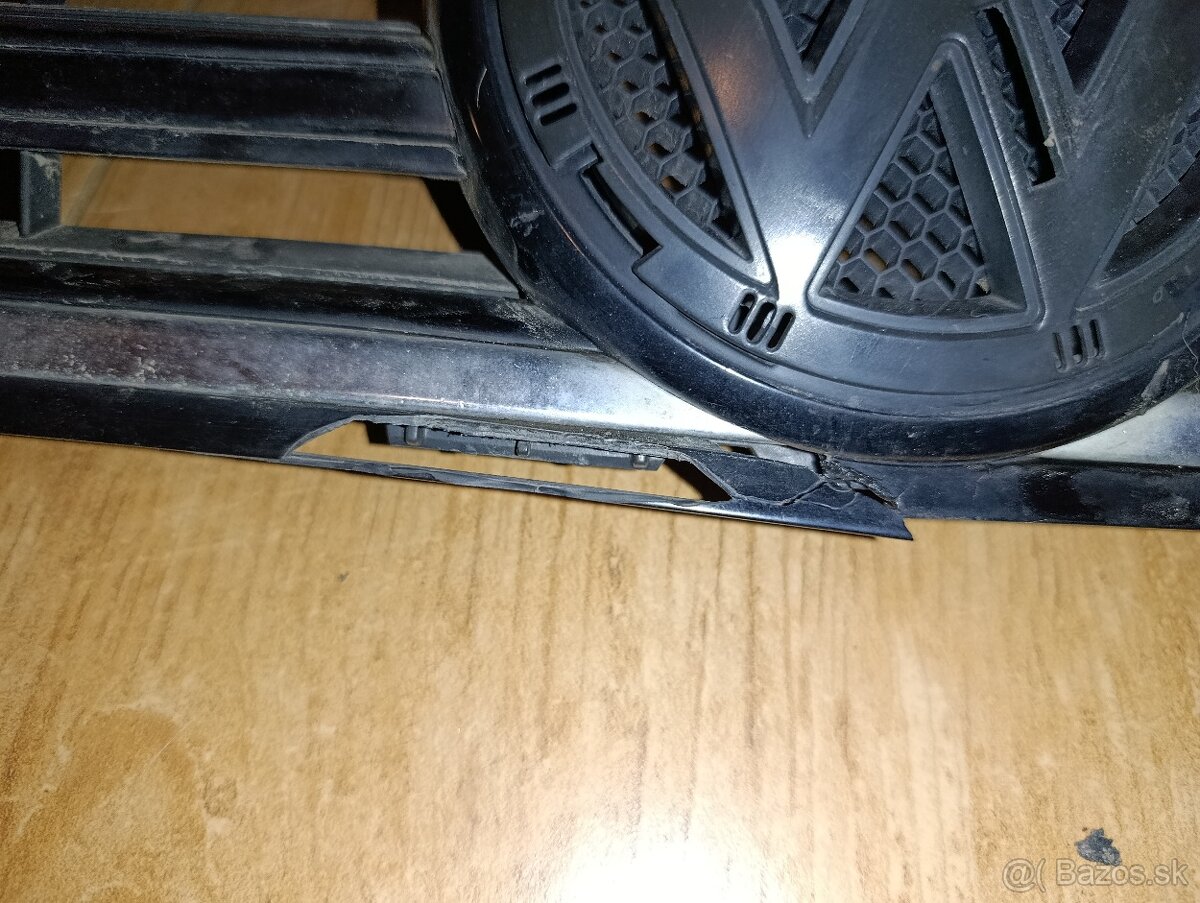 POŠKODENÁ MASKA PASSAT B7 - 2