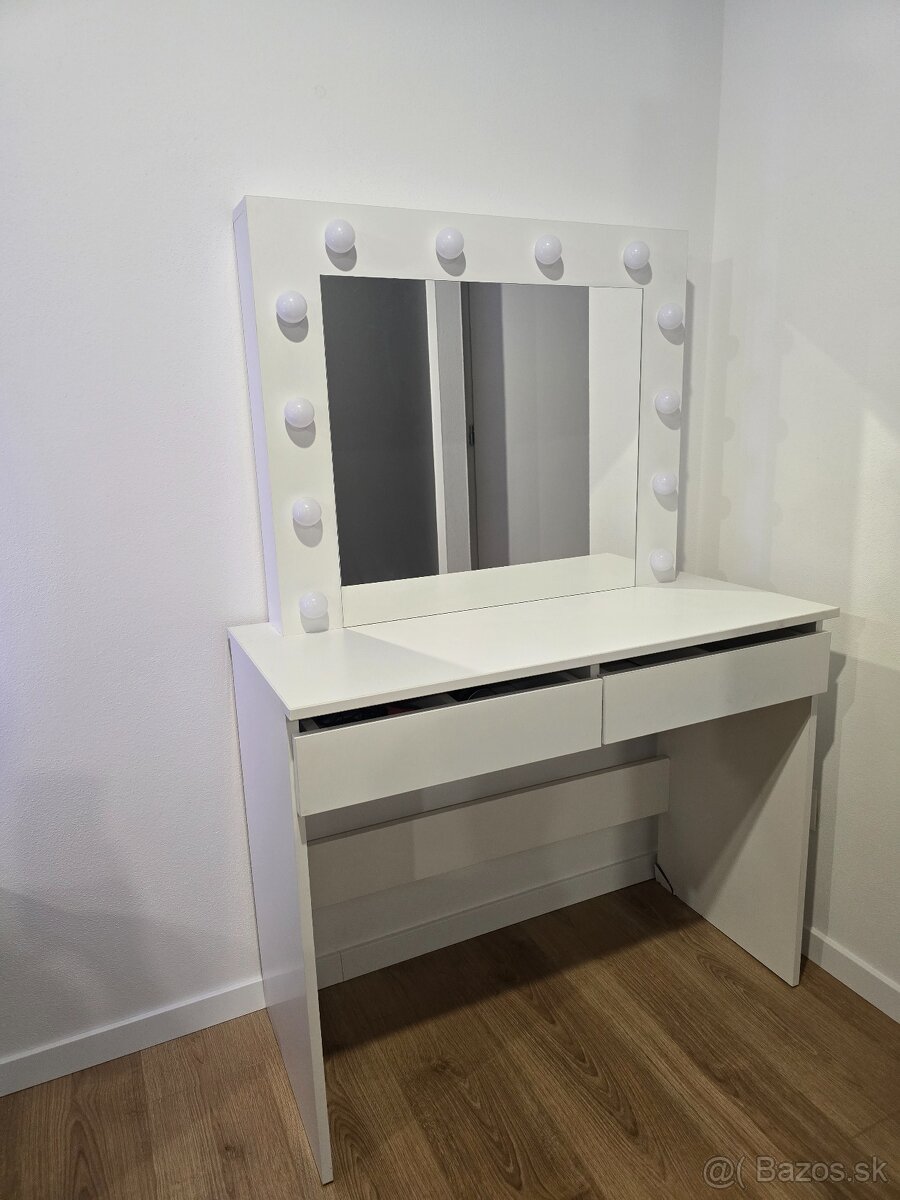 Kozmetický, toaletný stolík - 2