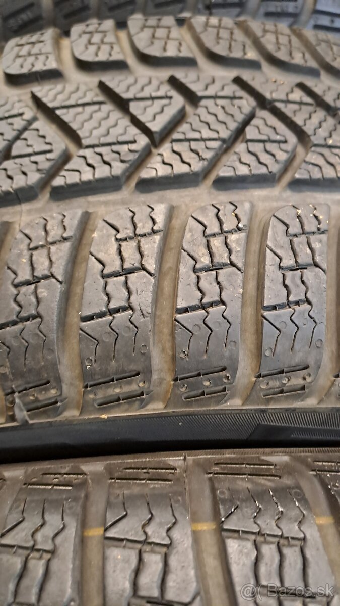 Predám 4ks slušné 215/60r16-99H Pirelli - 2