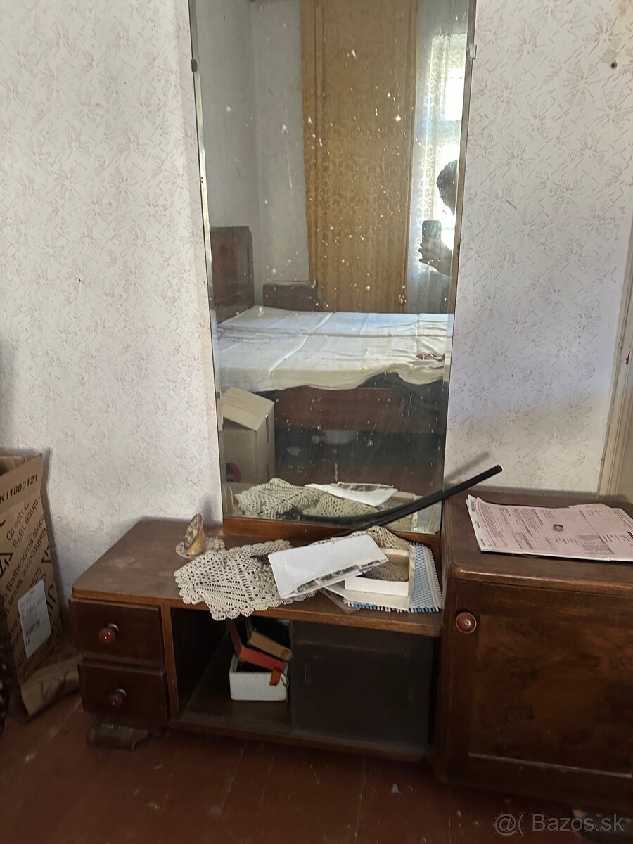 Predám starožitný nočný stolík a skrinku so zrkadlom - 2