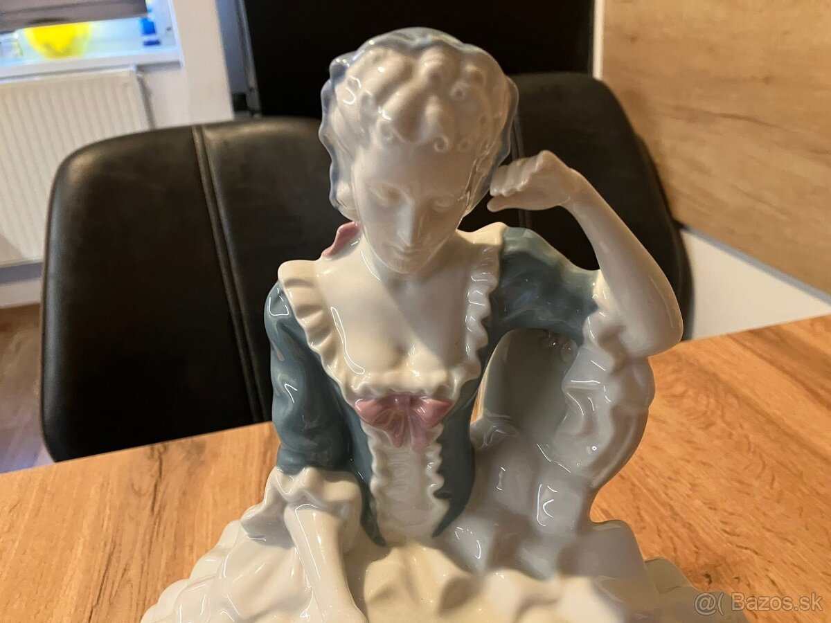 Royal Dux- Dama s knihou - 2