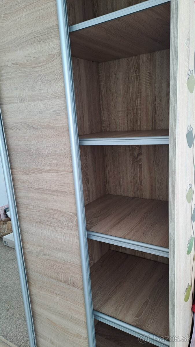 Šatniková skriňa - 2