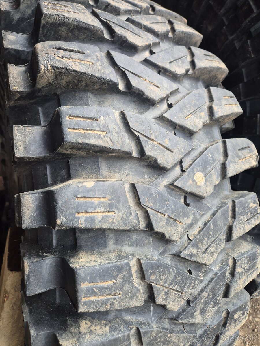 37x12,5 R17 Maxxis