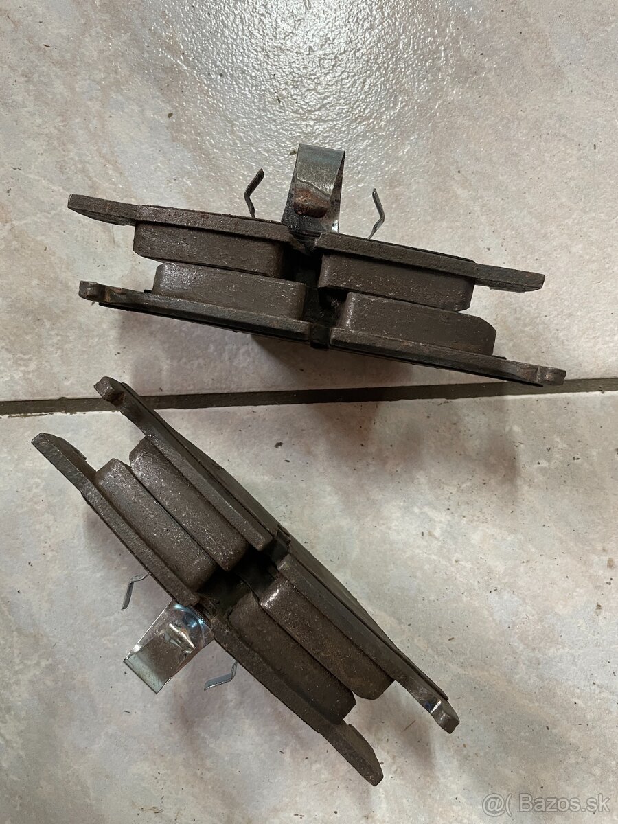 Zadné platničky TRW GDB1882 BMW F10 520i 520d 525d - 2