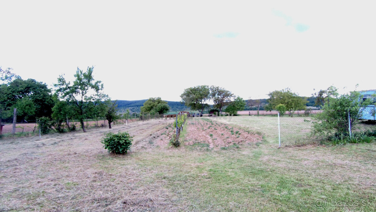 Rovinatý a slnečný pozemok v pokojnej obci Kašov - 2