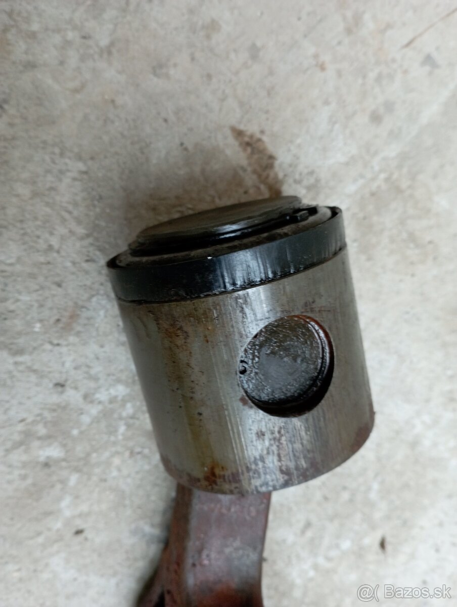 Piest a rameno hydrauliky Zetor super - 2