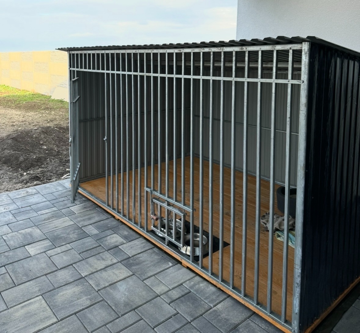 Predáme koterec s búdou - 2