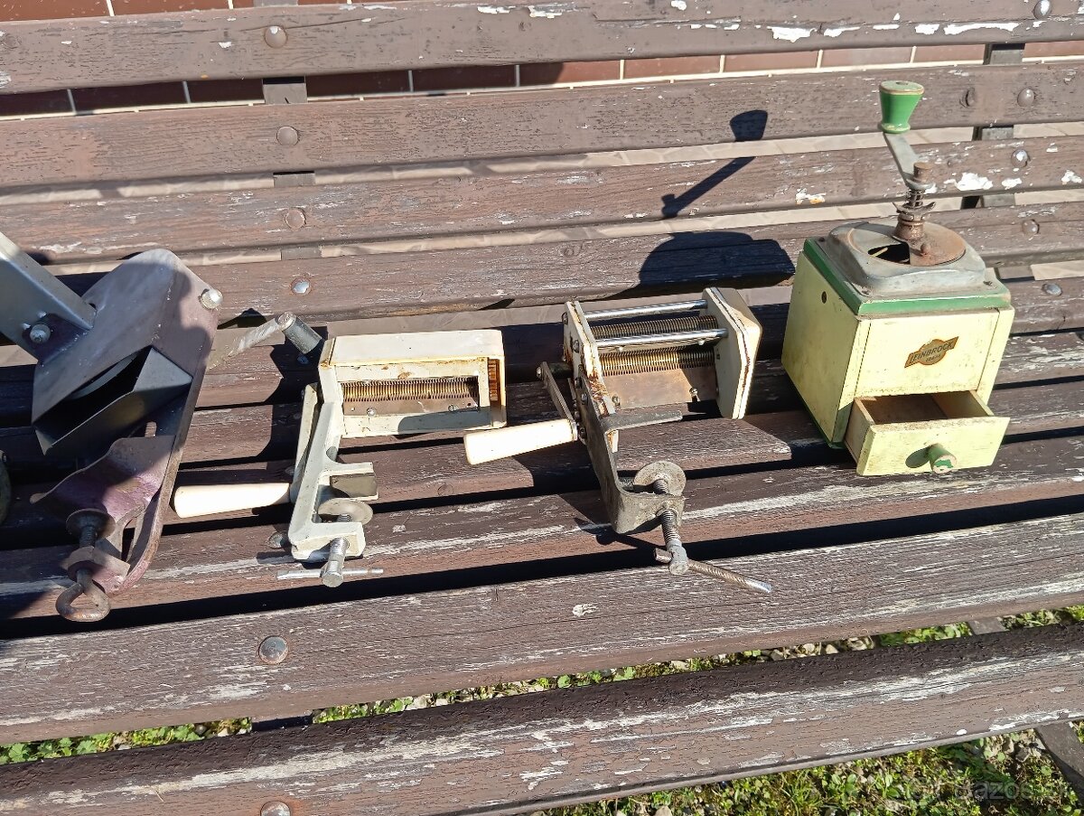 Strojčeky , kuchynské staré veci. - 2