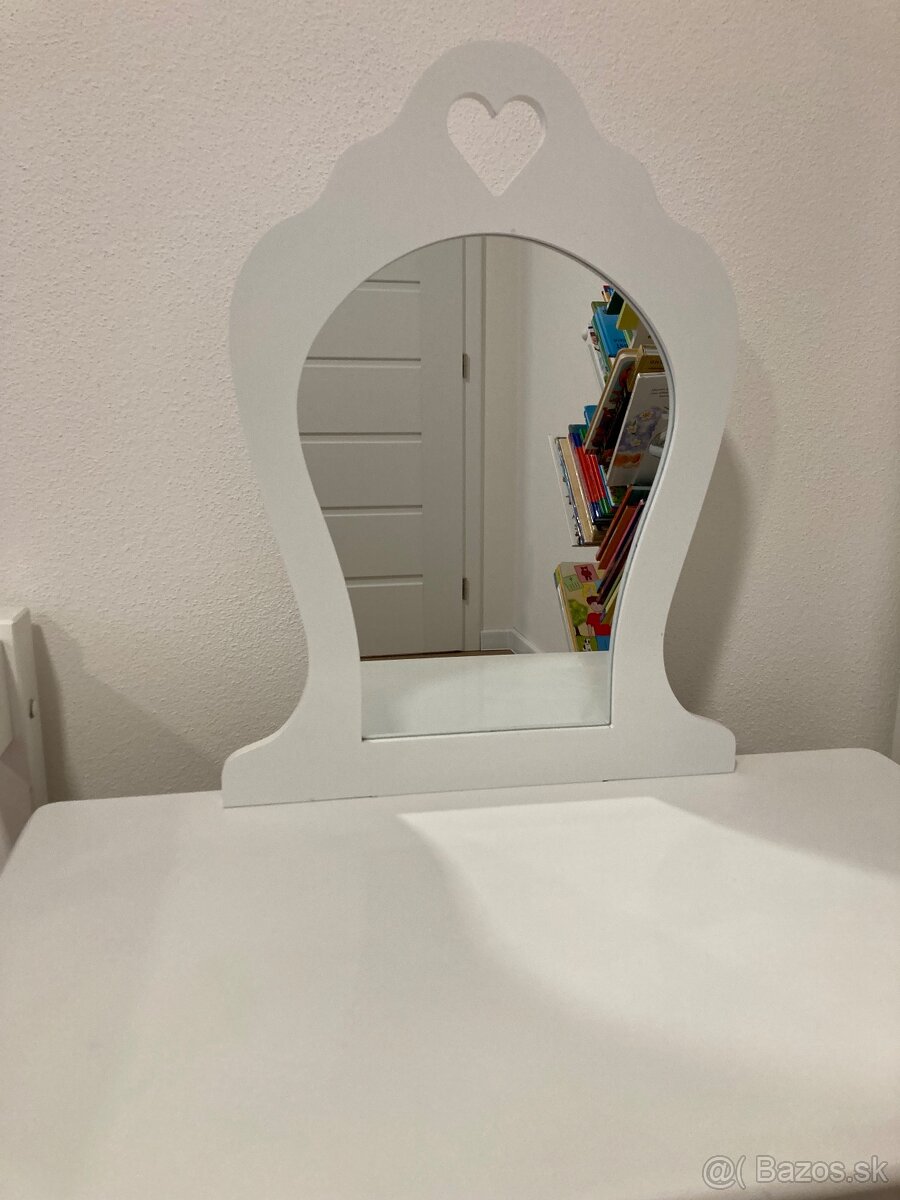 Dievčenský kozmetický stolík - 2