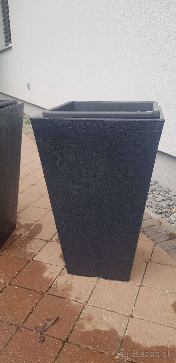 Kvetinače vhodné aj do exterieru. - 2