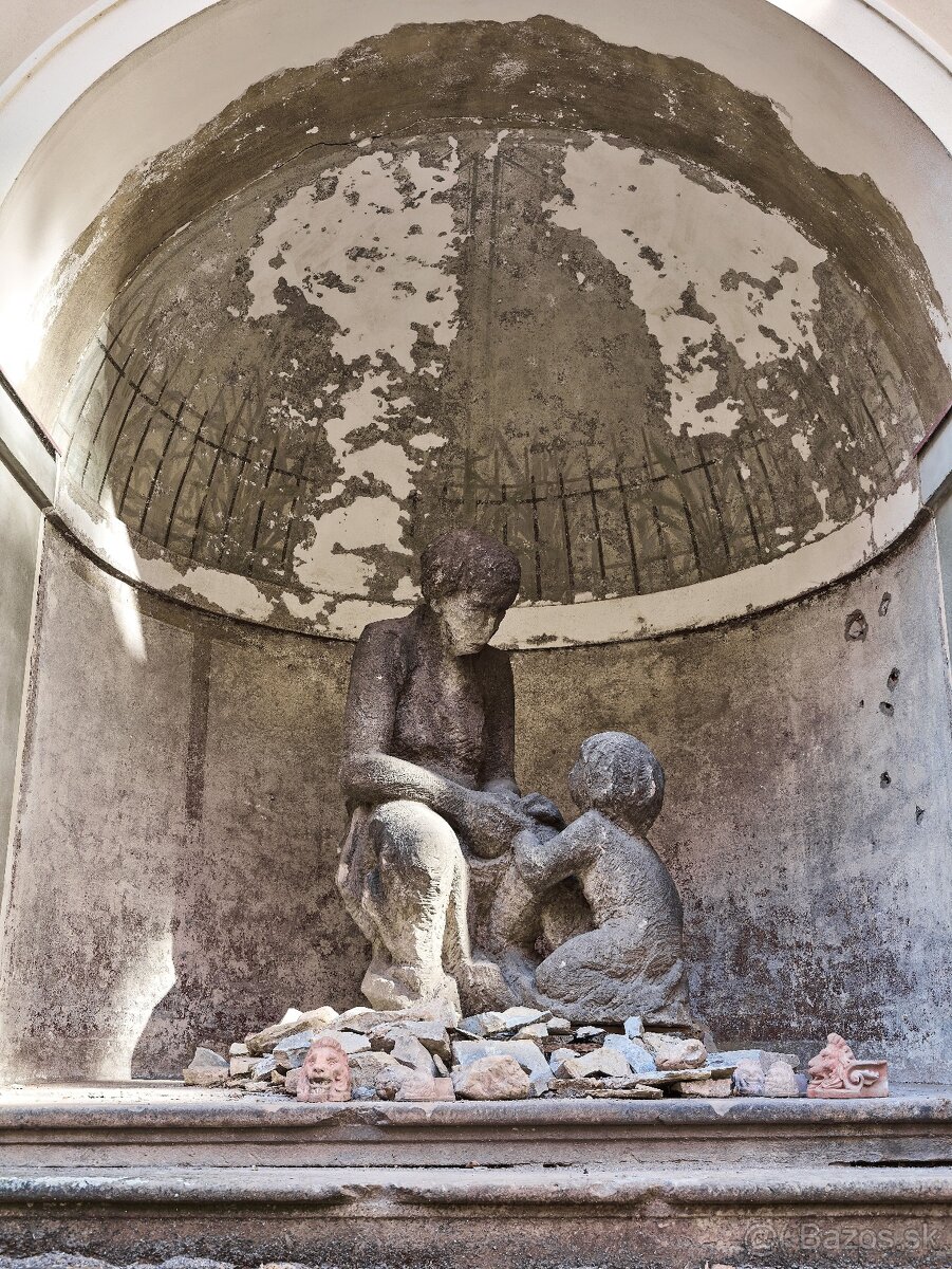 Obrie pieskovcové súsošie „Matka s dieťaťom” z obdobia prvej - 20