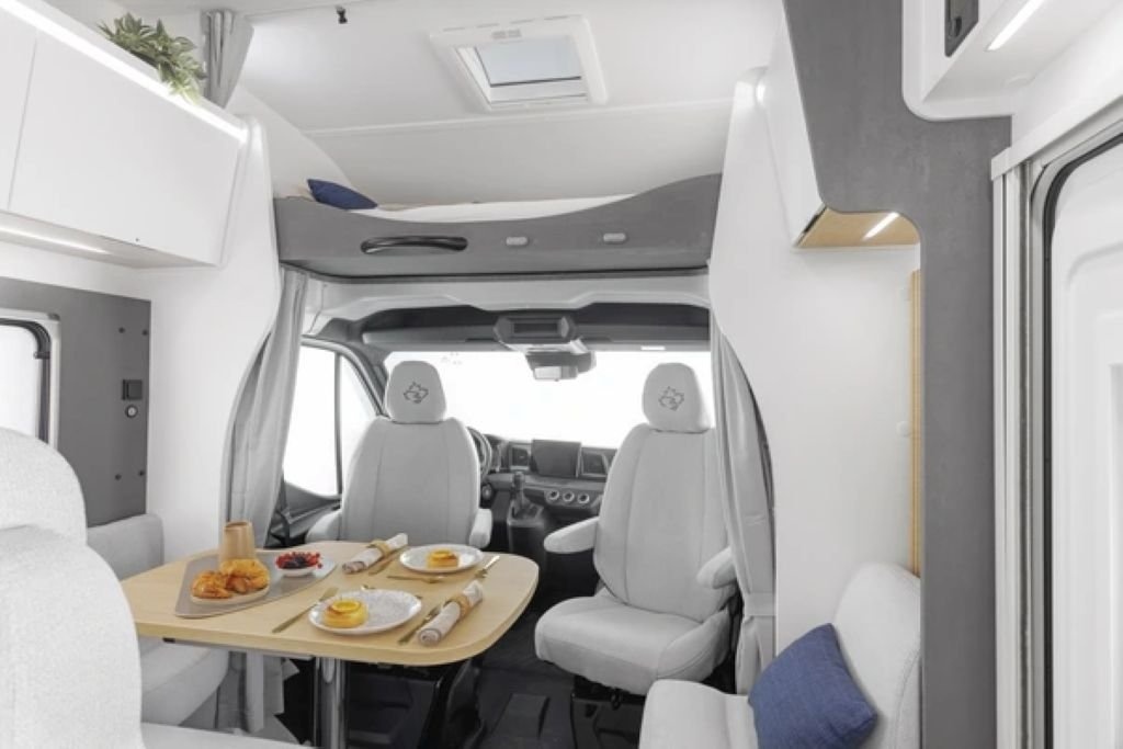 NOVÁ ALKOVNA AHORN CAMP A 690 2026 – RENAULT MASTER - 20