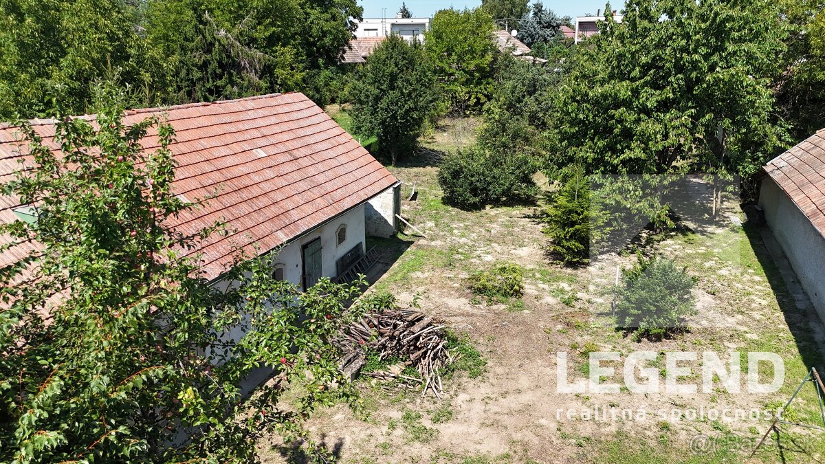 Chalupa Svodín, krásny pozemok 1317 m2, tichá ulička, ovocný - 20