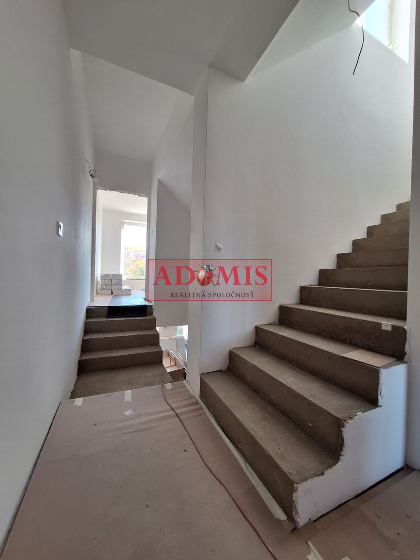 ADOMIS - predám exkluzívny 4-izbový tehlový dom 220m2,garáž, - 20