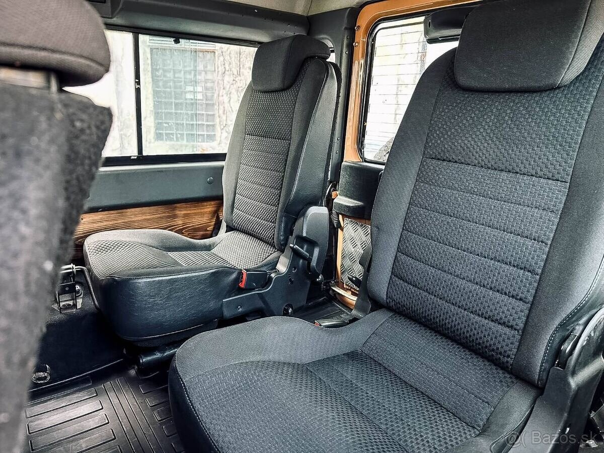 Land Rover Defender 110 2.4 SW SE - 20