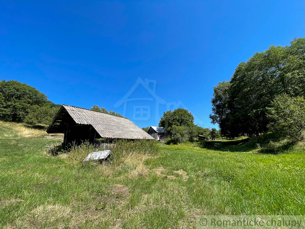 Usadlosť s vidieckym domom na polosamote v okolí Štiavnick - 20