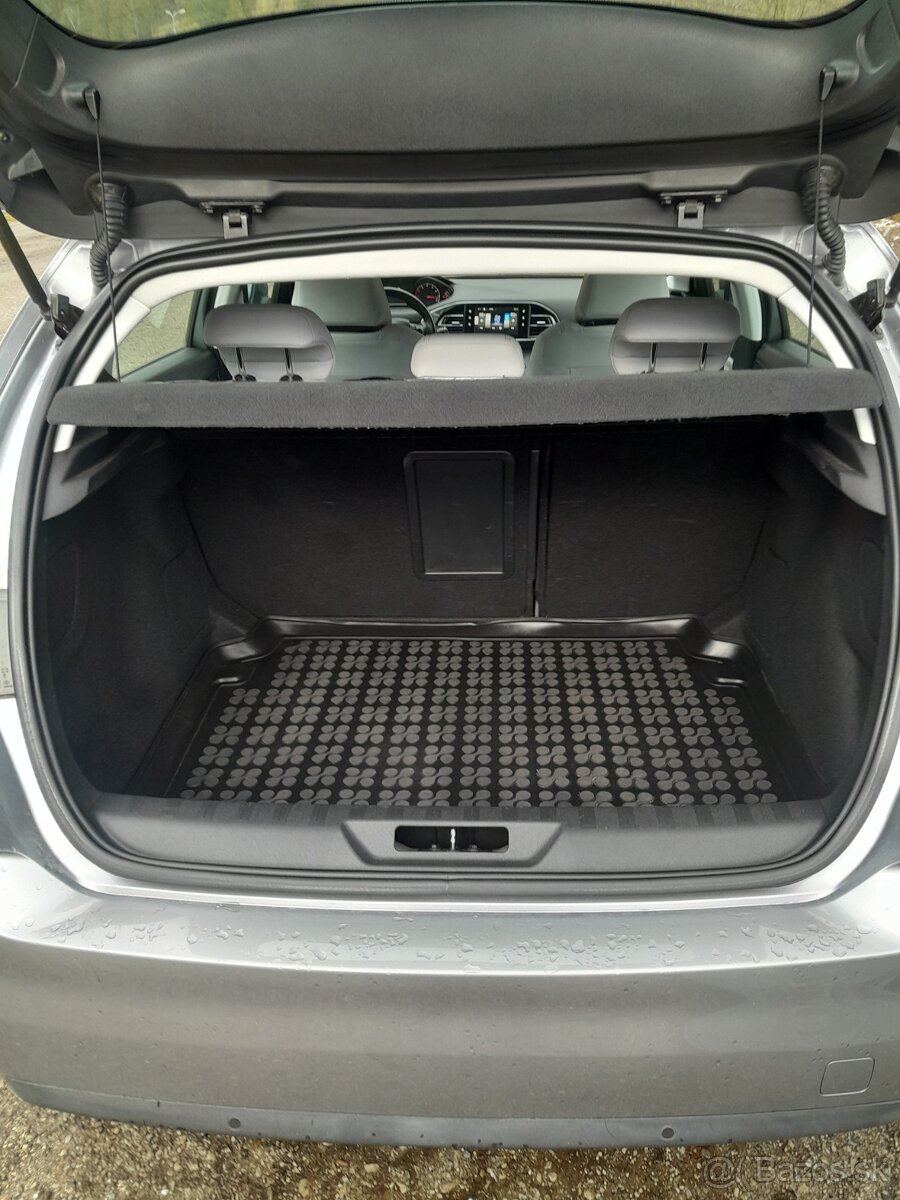 Peugeot 308 benzín - 20