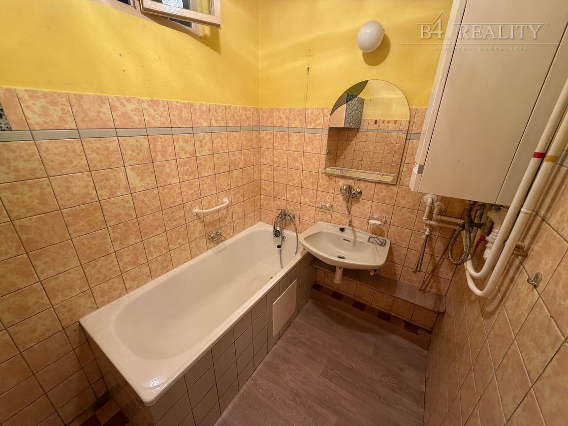 3 izbový tehlový byt, 72 m2 + presklená lodžia a balkón, vla - 20