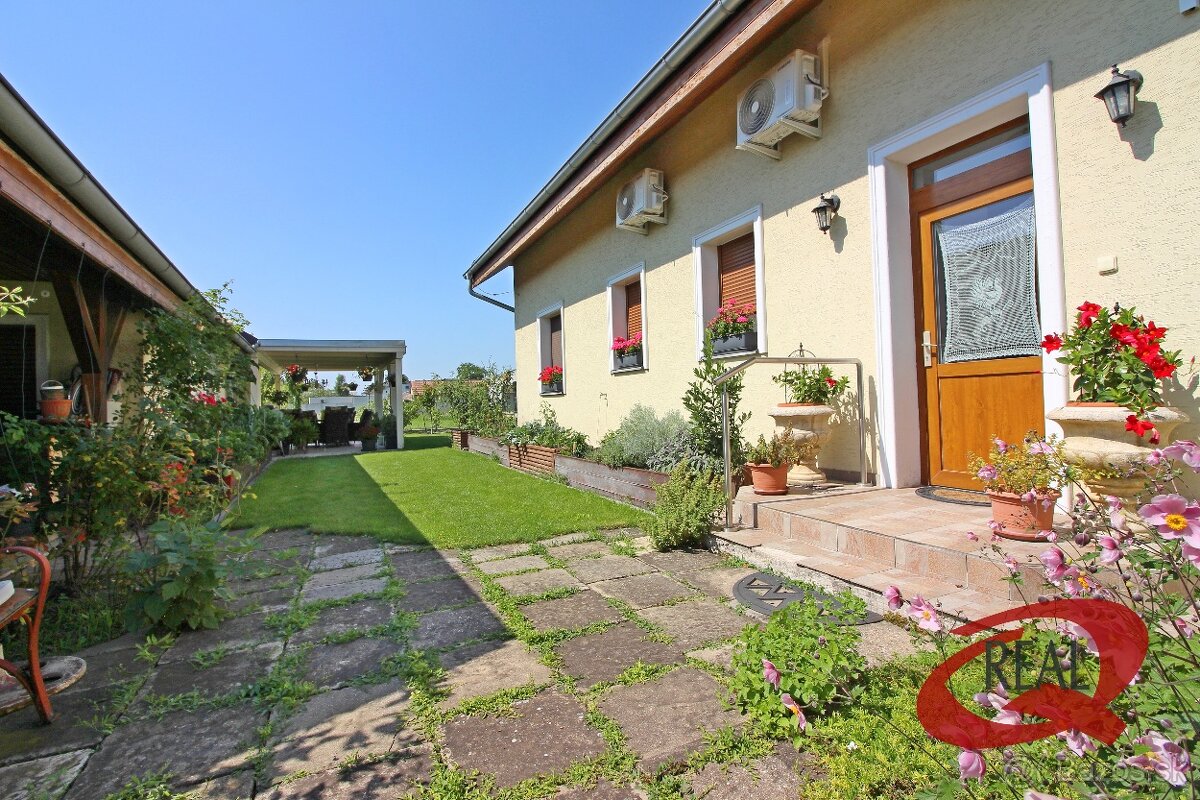 RODINNÝ DOM V SÚKROMNEJ ULIČKE S BAZÉNOM A LETNÝM DOMČEKOM - 20