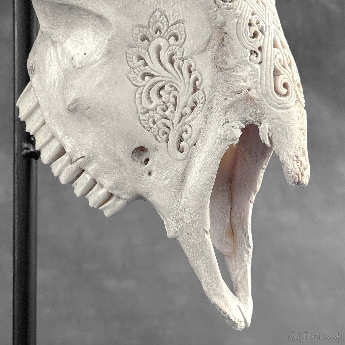 Vyrezávaná lebka barana na kovovom stojane - motív Infinity - 20