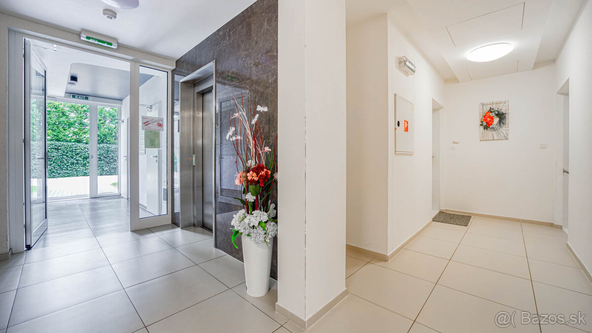 Príjemný 3-izbový byt s predzáhradkou a parkovaním TRI VODY - 20