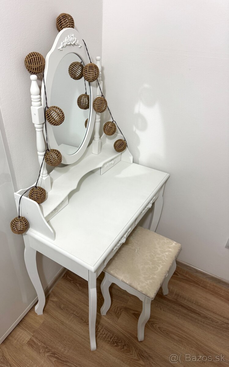 Kozmetický stolík - 20