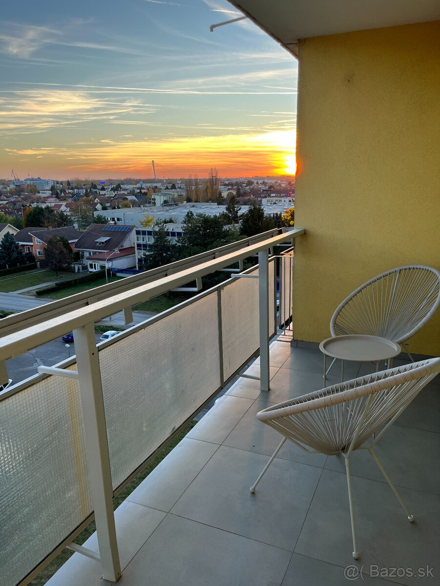 ŠTÝLOVÝ, KOMPLETNE ZREKONŠTRUOVANÝ 3-IZBOVÝ BYT V KOMÁRNE - 20