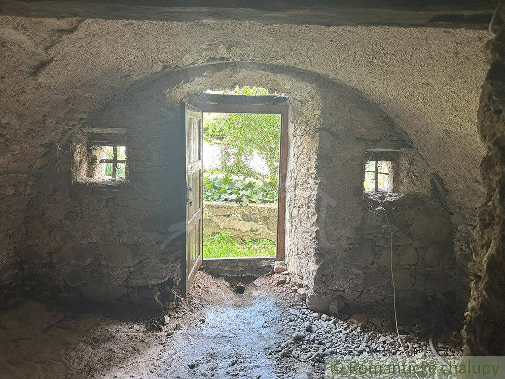 200-ročná kamenná chalupa v horách, obec Lipovec - 20