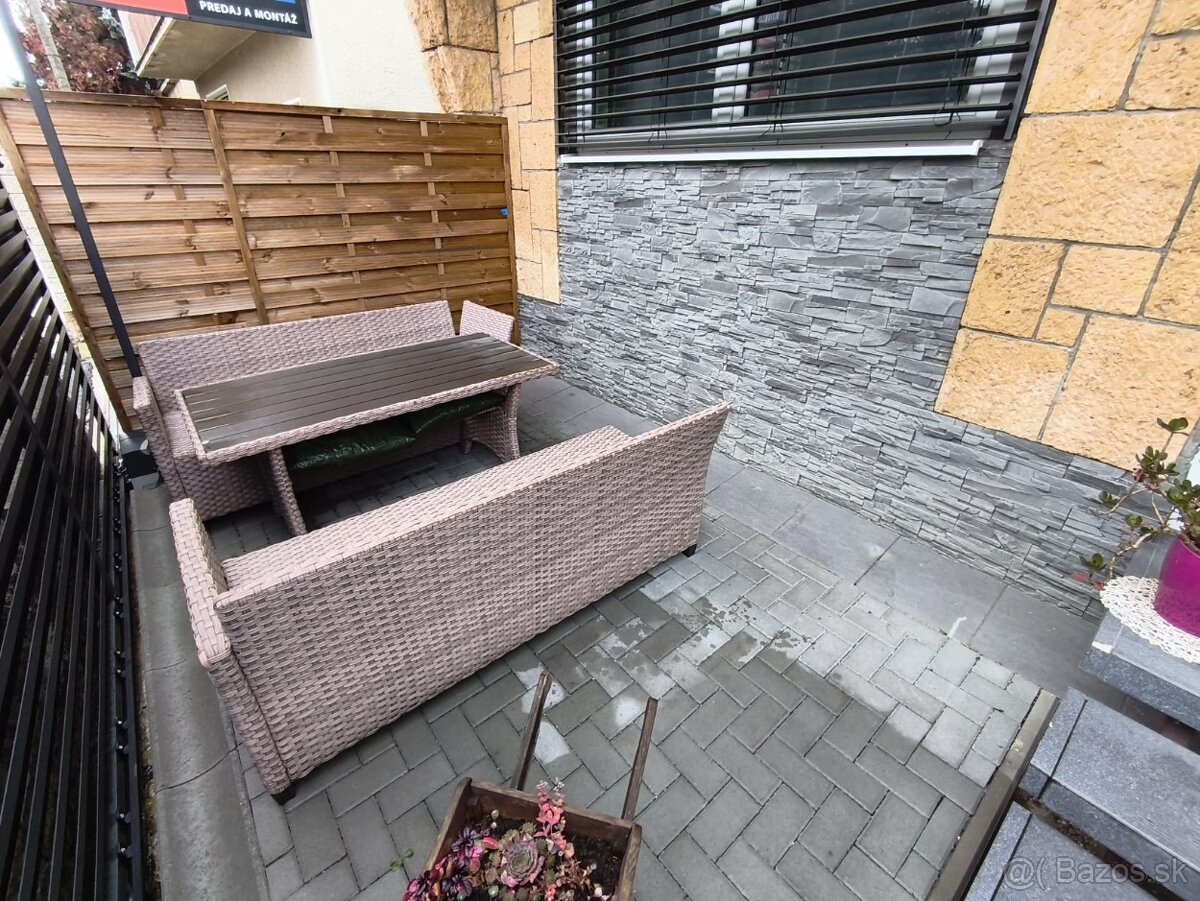 Na prenájom veľkometrážny 2 izbový byt v dome- LEVICE - 20