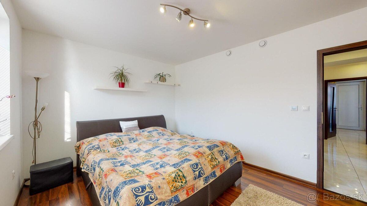 Výmerou nadštandardný rodinný dom, udržiavaná záhrada - 20