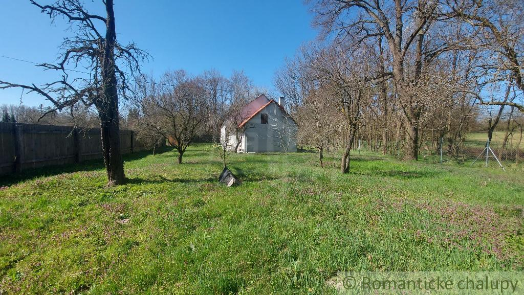 Malá chalúpka na okraji polosamoty s 40 á pozemkom v obci - 20