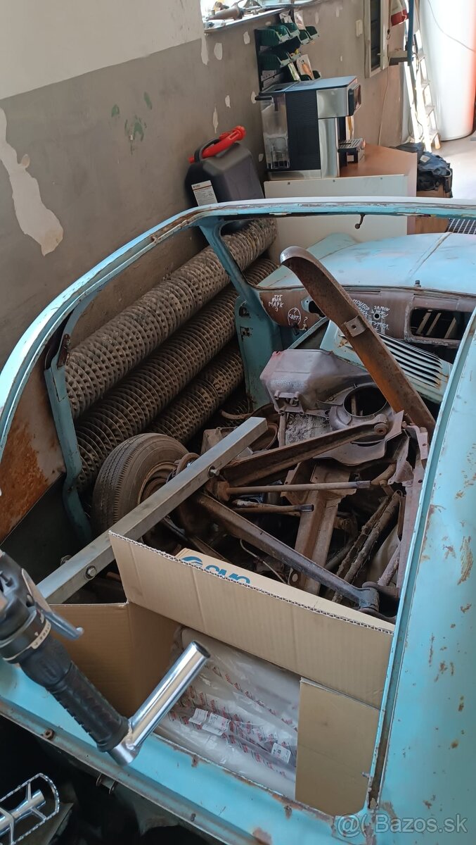 Vľavo. Vespa 400, rok výroby 1958 - 20