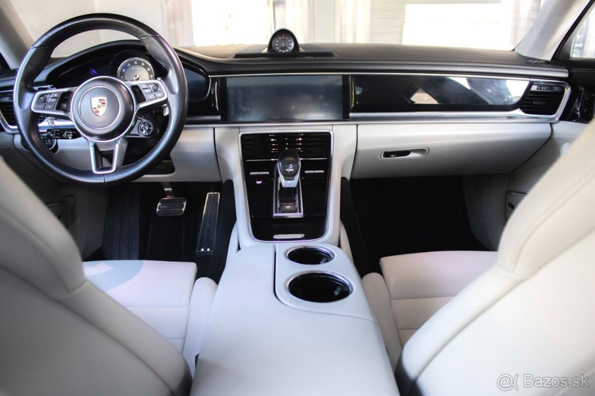 Porsche Panamera Turbo 4x4 A/T - 20