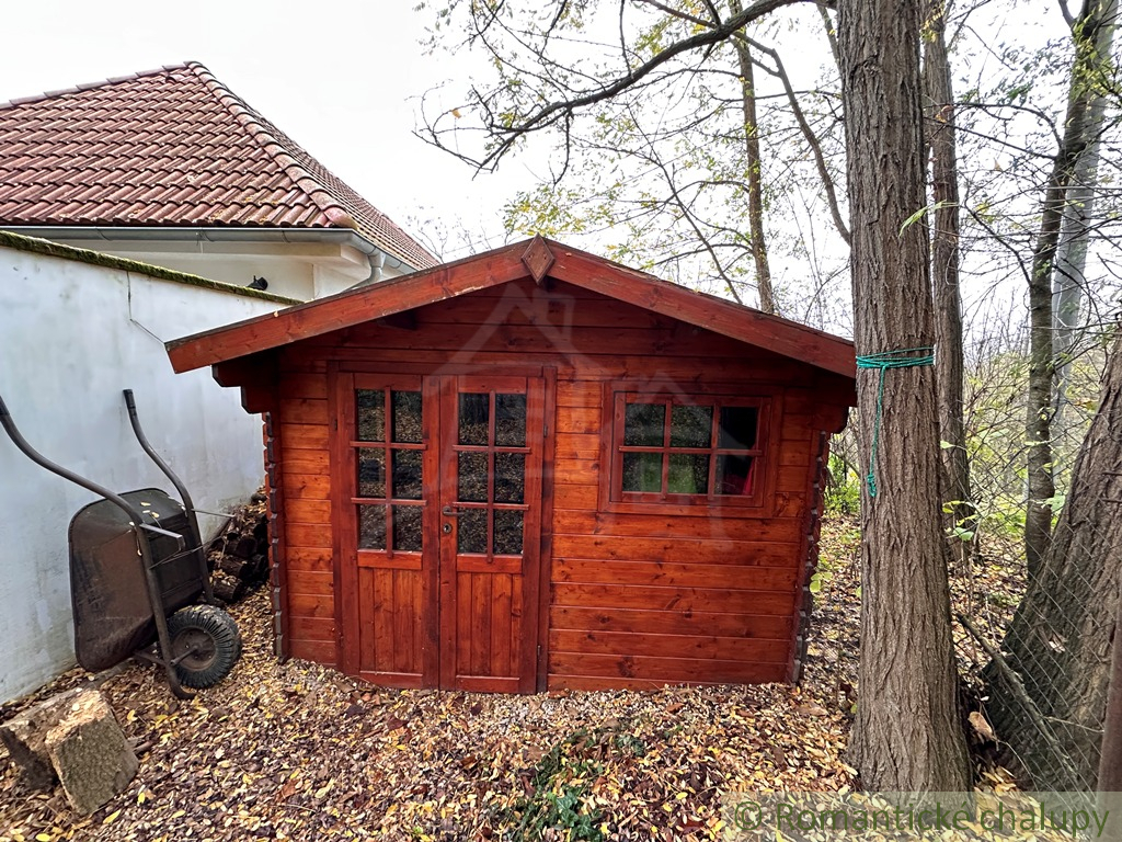 Samota v lese priamo v obci Semerovo Unikátny domček na k - 20