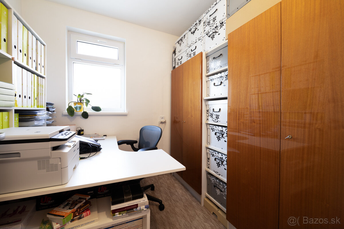 REZERVOVANÉ: Na predaj priestranný dom s veľkým pozemkom v P - 20