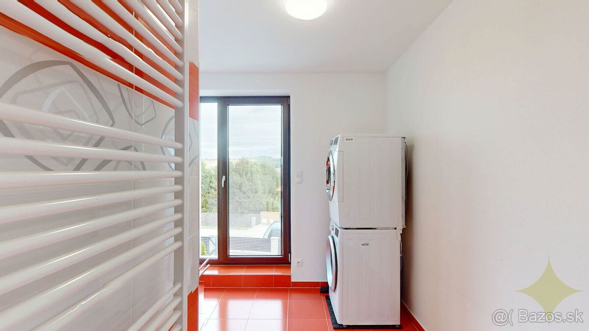 Priestranný dvojpodlažný 6-izbový rodinný dom v Malom Lapáši - 20